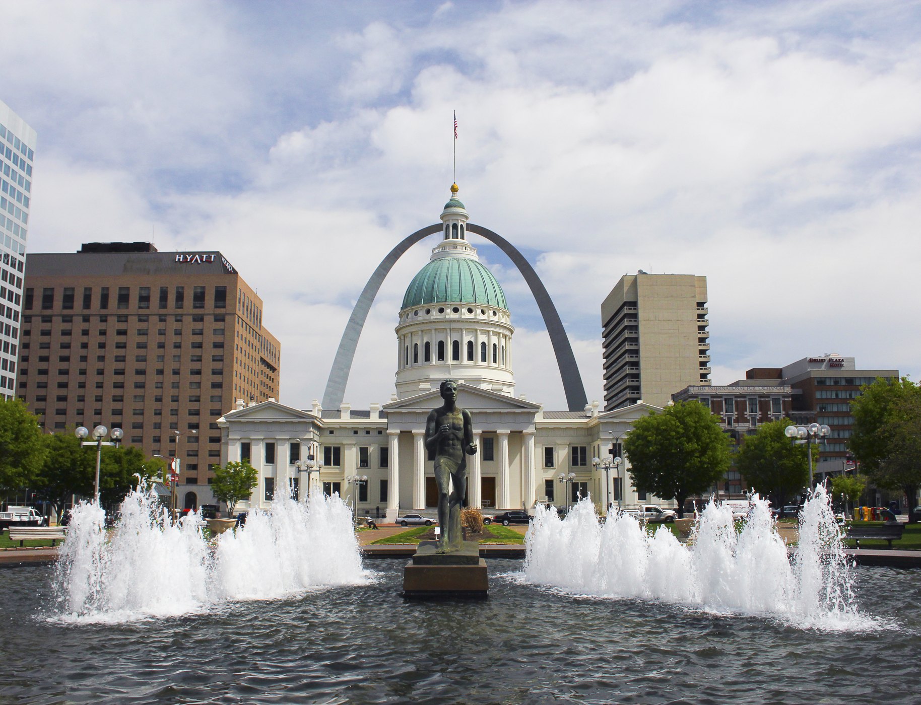 Runner Fountain, the Old Courthouse and Gateway Arch in St. Louis